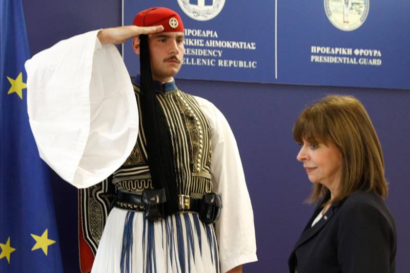 Η ΠτΔ στην Προεδρική Φρουρά: "Ο Εύζωνας είναι σύμβολο και μέρος της εθνικής μας ταυτότητας"