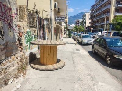 Παραμένει στη θέση του