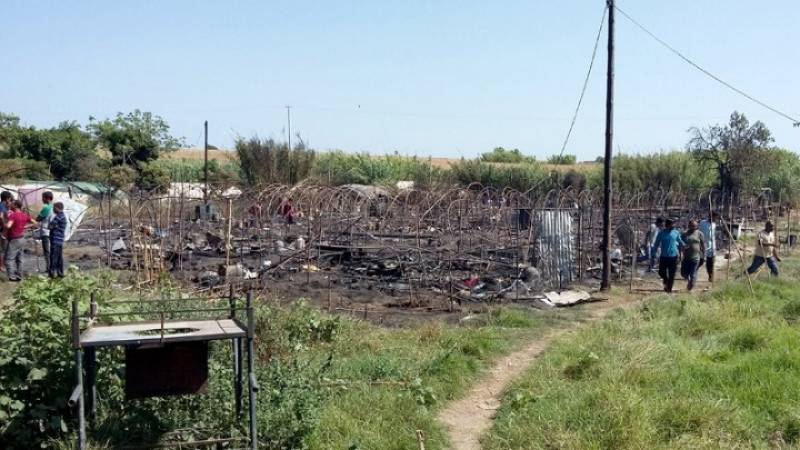 Νέα Μανωλάδα: Έρευνες της Πυροσβεστικής για τη φωτιά στα καταλύματα των αλλοδαπών