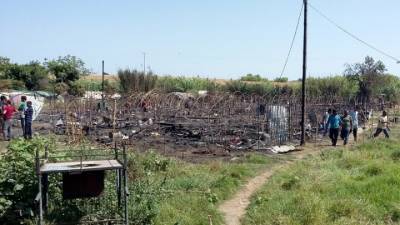 Νέα Μανωλάδα: Έρευνες της Πυροσβεστικής για τη φωτιά στα καταλύματα των αλλοδαπών