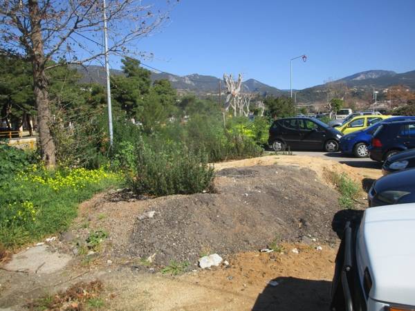 Αδιαφορία για τα μπάζα