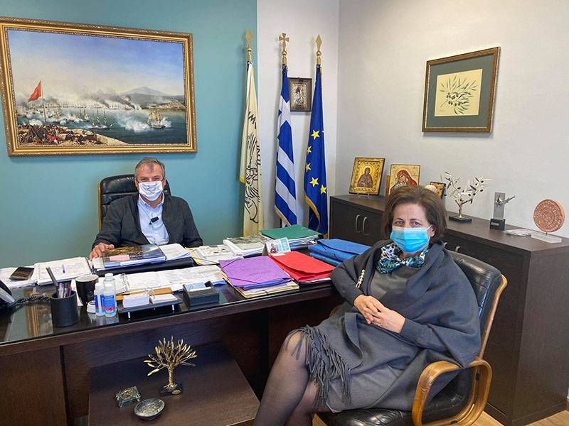 Εθιμοτυπική επίσκεψη Θεοφανίας Σιούτης στον Παναγιώτη Καρβέλα