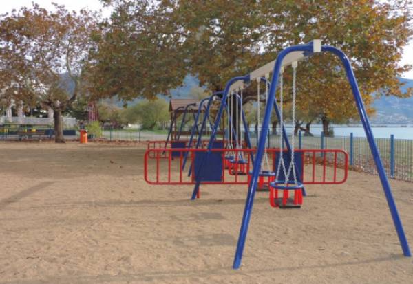 Περιφράξεις σε παιδικές χαρές της Καλαμάτας