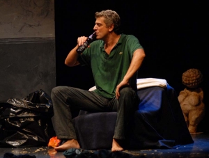 Απόψε στην Καλαμάτα: "Caveman" με τον Βλαδίμηρο Κυριακίδη