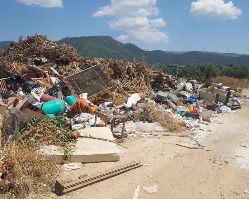 Σκουπιδότοπος δίπλα στο νεκροταφείο Χώρας