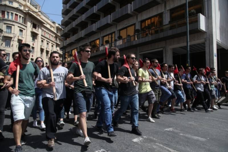 Απεργία: Στους δρόμους χιλιάδες εργαζόμενοι (βίντεο)
