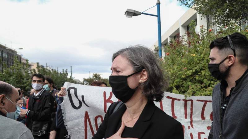 Ξέσπασε η μητέρα του Ζακ Κωστόπουλου: «Εδώ δικάζεται ο φόνος του, όχι ο ίδιος»