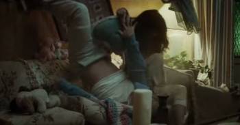 Ενα γελοίο βιντεοκλίπ γίνεται ακόμα πιο αστείο χωρίς μουσική! (βίντεο)