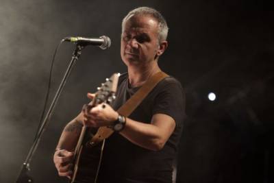 Ο Χρήστος Θηβαίος στην «Ε» λίγο πριν το live του στο &quot;Yachting cafe&quot; στην Καλαμάτα