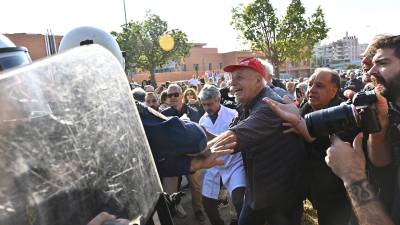 Ενταση έξω από το «Αττικόν» κατά την επίσκεψη Μητσοτάκη – Γεωργιάδη