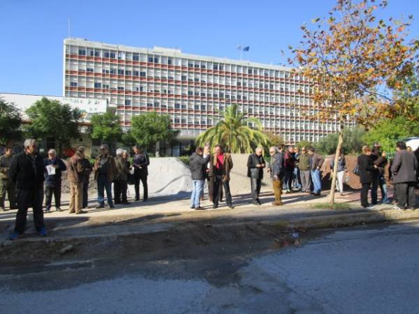 Συγκέντρωση, αλλά όχι πορεία στο Εργατικό Κέντρο Καλαμάτας (βίντεο)