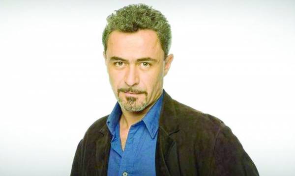 Ο Θανάσης Κουρλαμπάς στην παράσταση «Ρόζα Εσκενάζυ»