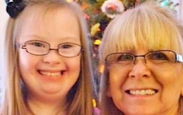 Αυτή η γιαγιά ξεκίνησε μια σειρά μόδας για άτομα με Σύνδρομο Down