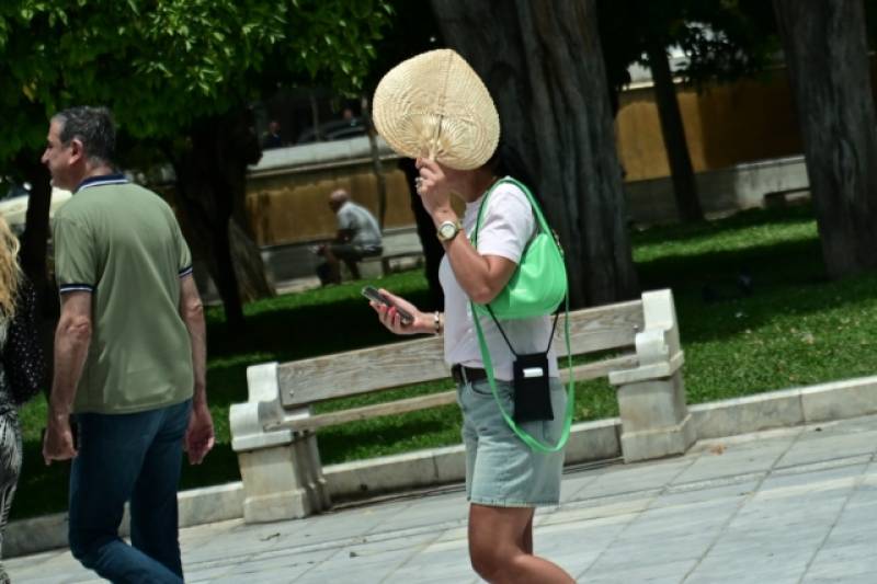 Καύσωνας: Νέο έκτακτο από την ΕΜΥ – Πού θα σημειωθούν “43άρια” (βίντεο)