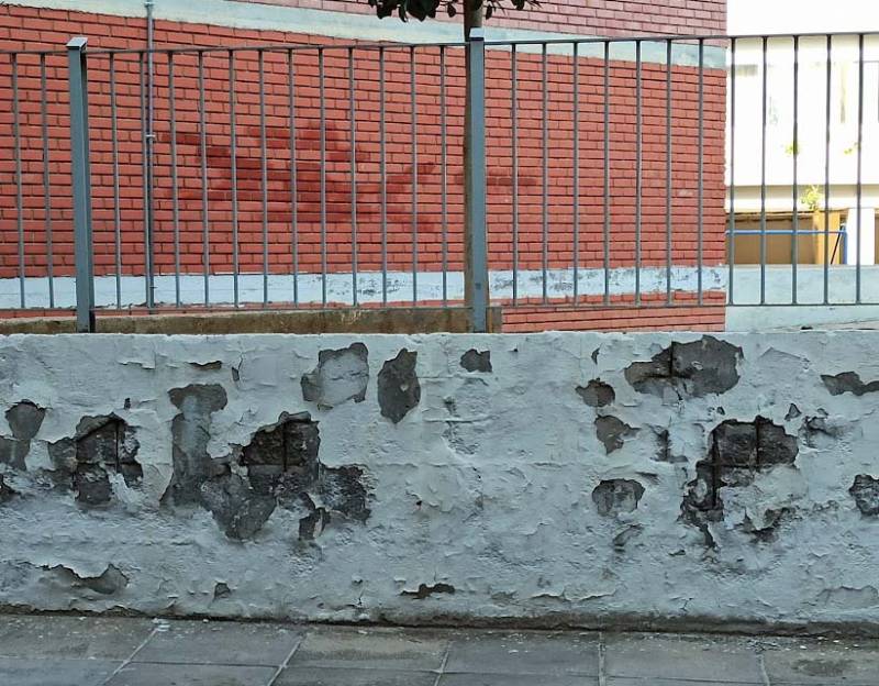 Σκουριασμένα σίδερα σε τοίχο σχολείου 