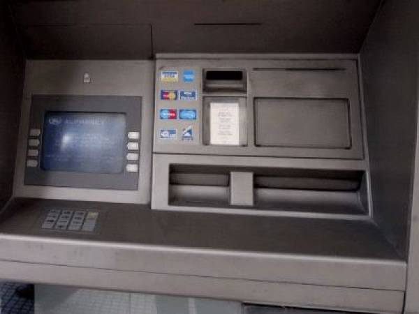 Απραγοι έφυγαν οι επίδοξοι ληστές της Συνεταιριστικής Τράπεζας Πελοποννήσου στα Λουτρά Ωραίας Ελένης