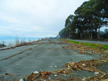 Δυτική Παραλία Καλαμάτας: Η θάλασσα μπήκε στα... χωράφια