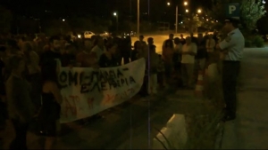Συγκέντρωση Αγανακτισμένων στην Αστυνομική Διεύθυνση Μεσσηνίας (Βίντεο)