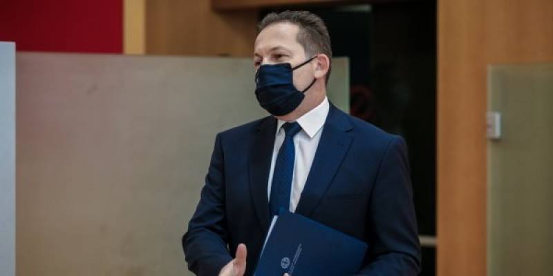Πέτσας για υποχρεωτικό εμβολιασμό: Να μετακινούνται από τη θέση τους όσοι δεν επιθυμούν να εμβολιαστούν