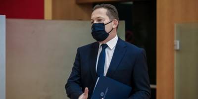 Πέτσας για υποχρεωτικό εμβολιασμό: Να μετακινούνται από τη θέση τους όσοι δεν επιθυμούν να εμβολιαστούν