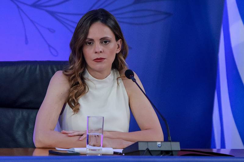 Έφη Αχτσιόγλου: "Σαν τον κλέφτη η κυβέρνηση καταργεί άλλο ένα δικαίωμα των εργαζομένων