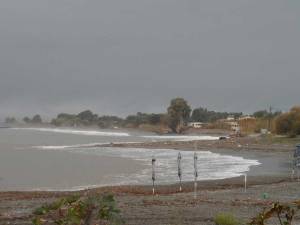 Η θάλασσα &quot;τρώει&quot; την παραλία, δυτικά