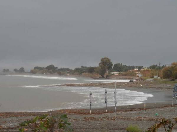 Η θάλασσα &quot;τρώει&quot; την παραλία, δυτικά