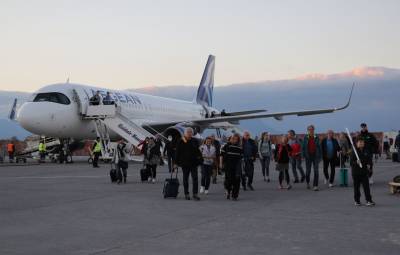 Γερμανοί οι πρώτοι τουρίστες για φέτος στο αεροδρόμιο Καλαμάτας (βίντεο)