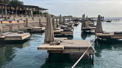 Ρόδος: «Λουκέτο» στο beach bar με τις πλωτές ξαπλώστρες (βίντεο)