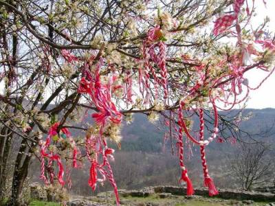 Γιατί φοράμε Μάρτη – Τι συμβολίζει το έθιμο