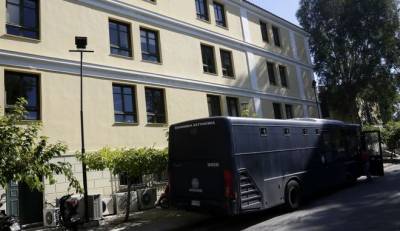 Ρομά έσπρωξαν αστυνομικούς στα δικαστήρια και απελευθέρωσαν κρατούμενο για κλοπές