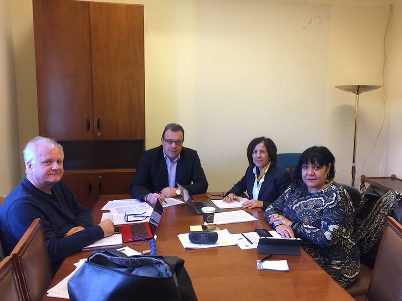 Εντολές για ελέγχους στα πυρηνελαιουργεία μετά τη συνάντηση Φάμελλου - Κοζομπόλη