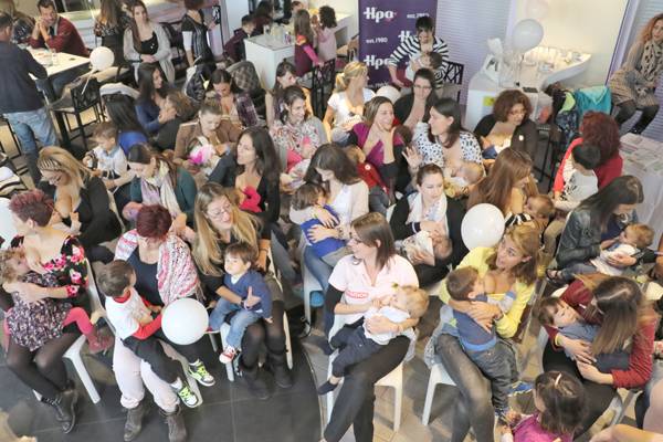 Δημόσιος θηλασμός στην Καλαμάτα (φωτογραφίες - βίντεο)