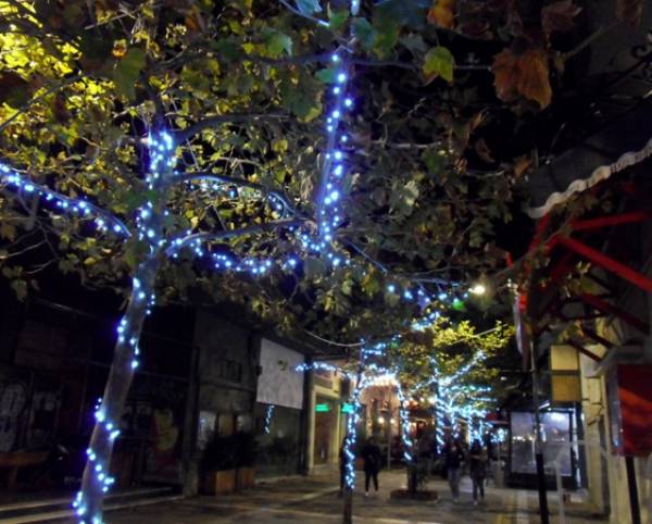 Στολίδια και φωτάκια σε δρόμους της Καλαμάτας