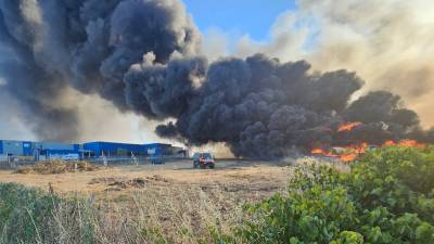 Σε εξέλιξη πυρκαγιά σε αποθήκη εργοστασίου στη Ριτσώνα- Εστάλη μήνυμα από το 112 για τους καπνούς