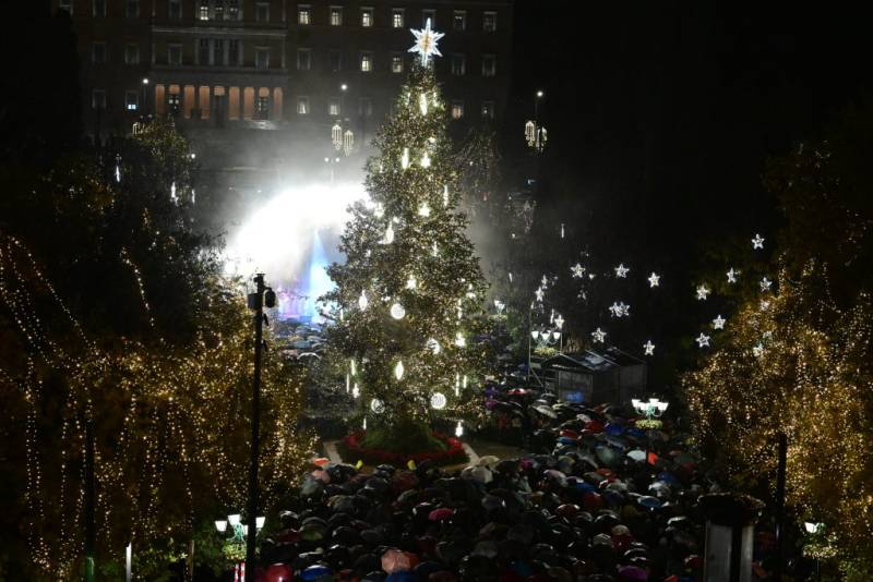 Υπό βροχή φωταγωγήθηκε το χριστουγεννιάτικο δέντρο της Αθήνας (βίντεο)