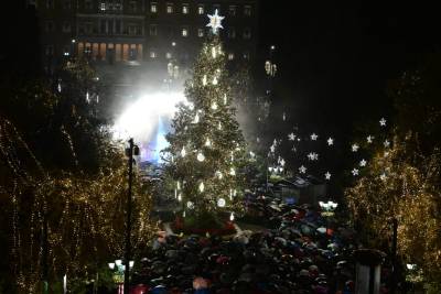 Υπό βροχή φωταγωγήθηκε το χριστουγεννιάτικο δέντρο της Αθήνας (βίντεο)