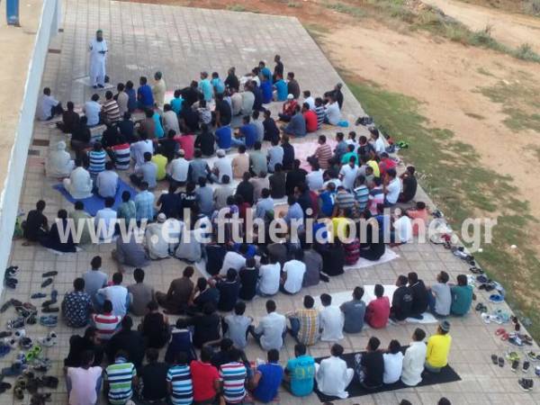 Ομαδική προσευχή μουσουλμάνων στα Φιλιατρά (φωτογραφίες)