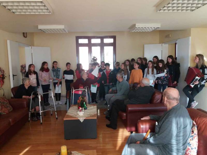Μαθητές του 10ου Δημοτικού Καλαμάτας εψαλαν κάλαντα σε ηλικιωμένους