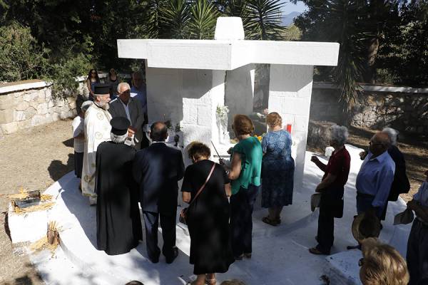 Αποδοκίμασαν τον Κασιδιάρη στο μνημόσυνο της Πηγάδας (βίντεο)