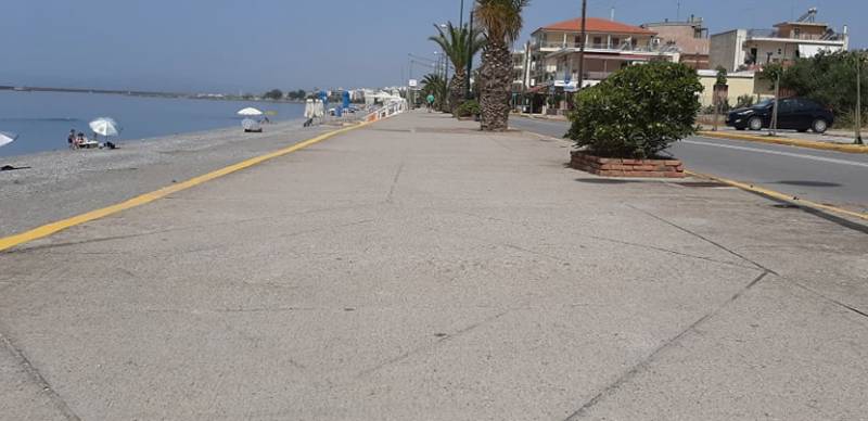 Καλαμάτα: Επλυναν τα πεζοδρόμια στη Ναυαρίνου