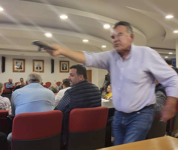 Εδωσε να ελέγξουν το κινητό!