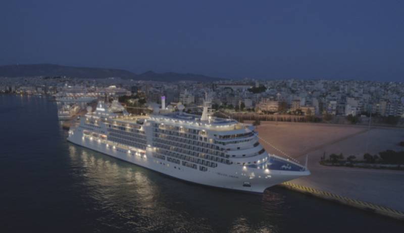 Στον Πειραιά "βαπτίστηκε" το Silver Moon