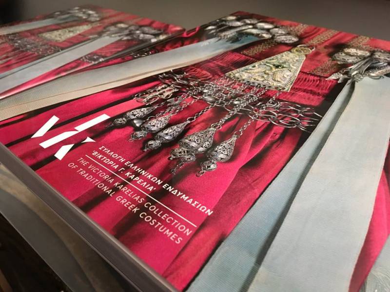 Συλλογή &quot;Βικτωρία Γ. Καρέλια&quot;: Πολυτελής τόμος με ελληνικές ενδυμασίες