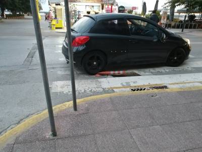 Παρκάρουν πάνω στα κολονάκια