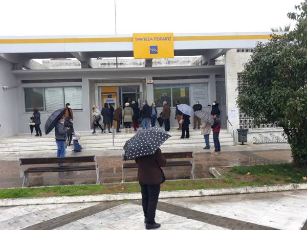 Παράπονα για τις ουρές στη βροχή