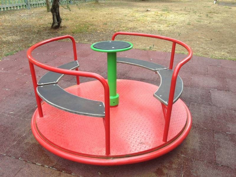 Εξοπλισμός παιδικών χαρών στη Μάνη