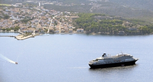 Σώος ο μηχανικός που έπεσε από πλοίο κοντά στη Σφακτηρία