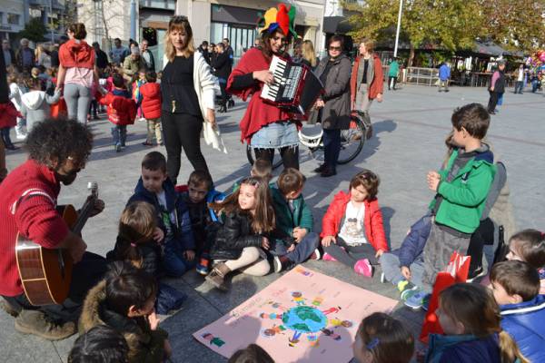 Γιόρτασαν τον ερχομό των Χριστουγέννων στη "Λιλιπούπολη"