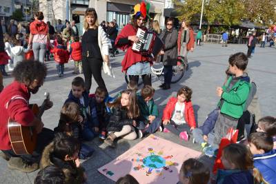 Γιόρτασαν τον ερχομό των Χριστουγέννων στη "Λιλιπούπολη"